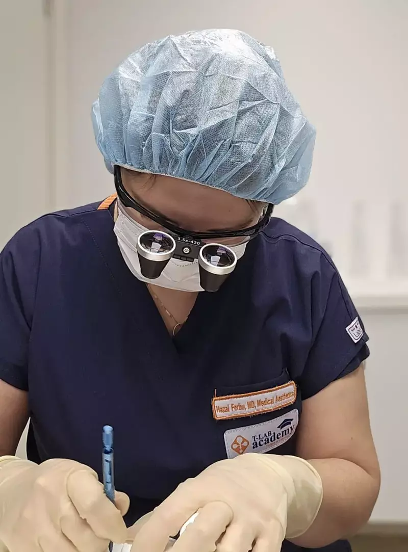 Lege Hazal Ferbu under prosedyre ved Klinikk Ferbu